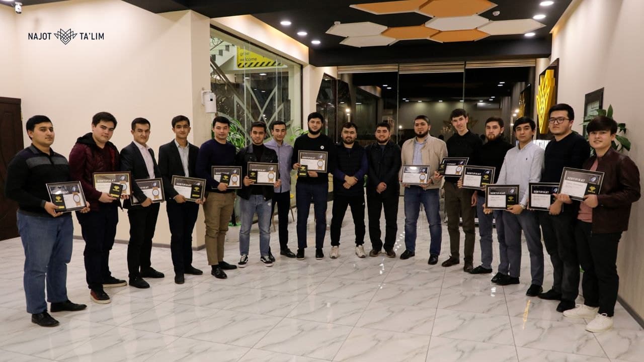 Najot Ta'lim Digital Marketing kursi bitiruvchilari sertifikatlar bilan